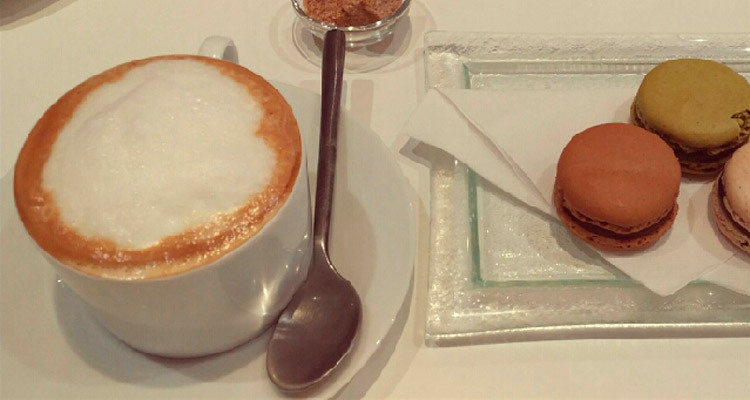 Kaffee mit Milchschaum