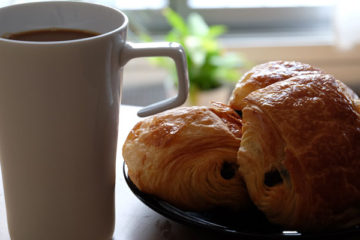 Tassee Kaffee und Pain au Chocolat