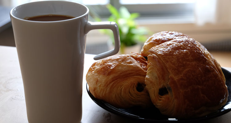 Tassee Kaffee und Pain au Chocolat