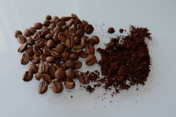 Kaffeebohnen und Kaffeepulver
